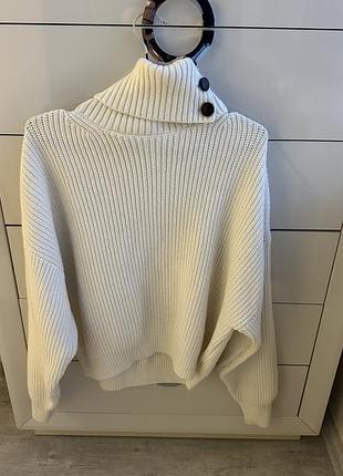 Свитер с объемной горловиной и пуговицами