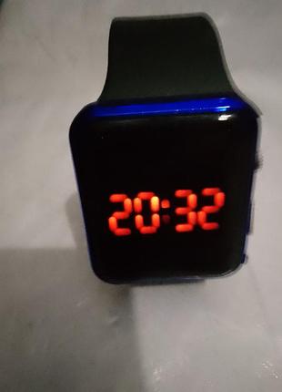 Новые наручные часы электронные.
цвет синий табло чёрное цвет цифр красный
