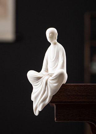 Статуетка гармонія на краю