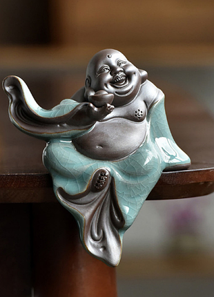 Статуэтка хот по краю с чашей изобилия