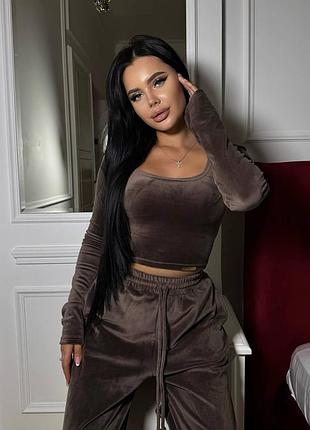 Стильний практичний костюмчик з велюру. приємна мʼяка тканина, тягнеться