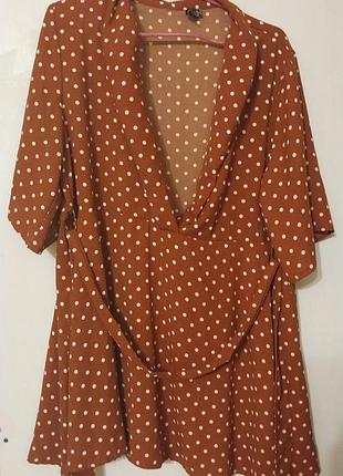 Коричневое платье в белый горошек