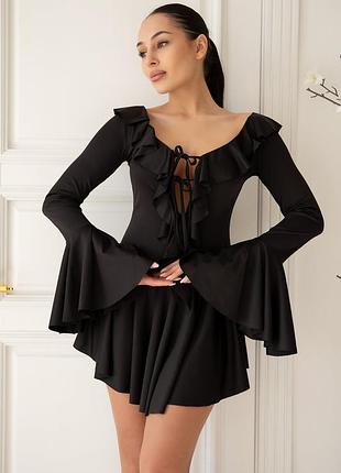 Короткое черное платье с оборками и пышной юбкой