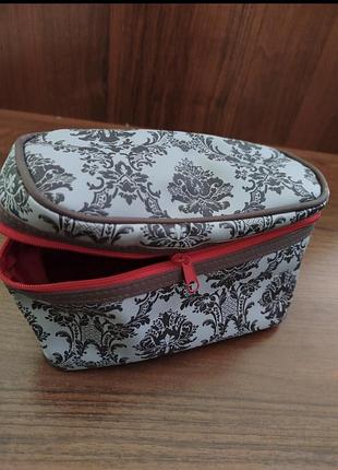 Жіноча дорожня косметичка.