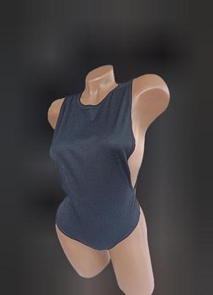 Бодик в рубчик с глубокими вырезами сбоку