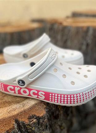 Женские кроксы сабо crocs bayaband logo motion white лидер продаж crocs bayaband logo motion white белые