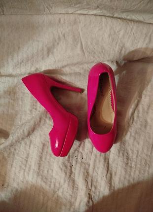 Розовые женские туфли