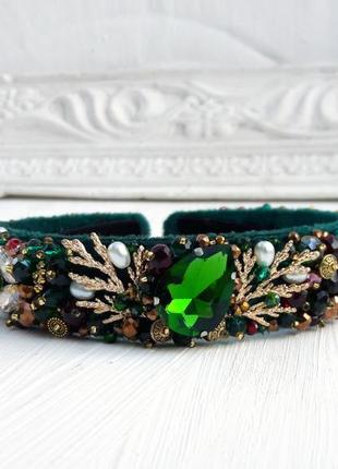 Изысканный зеленый бархатный ободок с кристаллами, керамическим жемчугом
