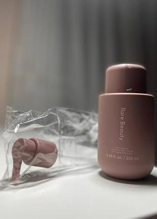 Зволожуючий лосьйон для тіла з ніацинамідом rare beauty by selena gomez  find comfort