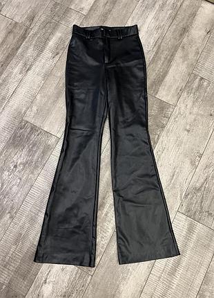 Брюки из эко кожи zara