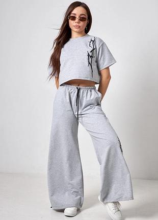 Крутий костюм, штани баггі та укорочена футболка