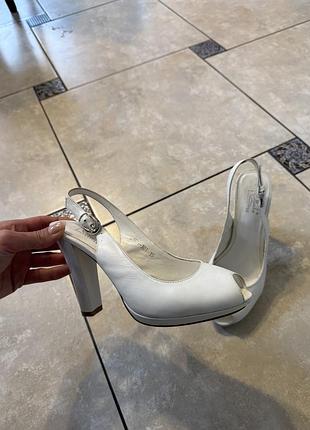 Босоніжки жіночі білі