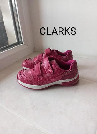 Кросівки бренду clarks верх натуральна шкіра та дихаючий текстиль uk  8,5 eur 26