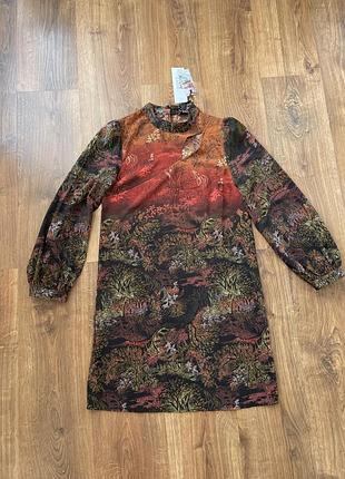 Короткое прямое платье с интересным вырезом