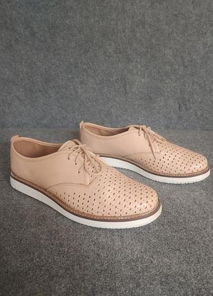 Кожаные туфли clarks бежевого цвета 40 размера