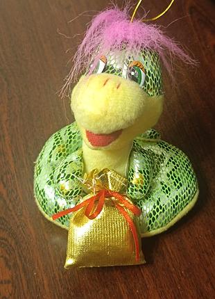 Маленька іграшка змійка