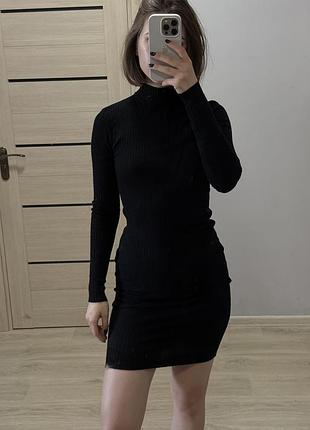 Черное платье в рубчик с горлом