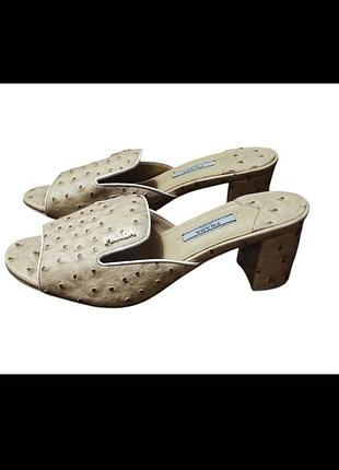 Эффектные сандалии шлепанцы от prada