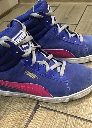 Фірмові кросівки