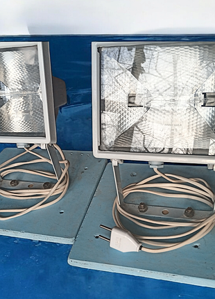 Прожектор галогенный 2штуки одним лотом 500w 230v размер плафона180x140x110mm белый