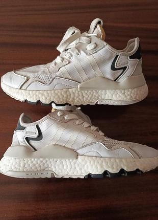 Adidas кросівки жіночі на бусті