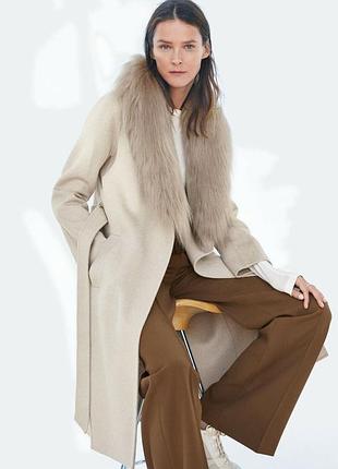 Шикарное пальто весеннее бежевое на поясе длинное zara с искусственным мехом удобное классика