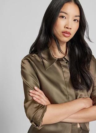 Женская атласная оверсайз рубашка оливкового цвета, размер l.