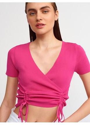 Яркий розовый летний топ в рубчик с вырезом и драпировкой, размер s-m.