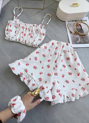 Піжама муслінова (шорти, топ, резинка для волосся) бавовна 42-46 біла, принт полуничка, квіти