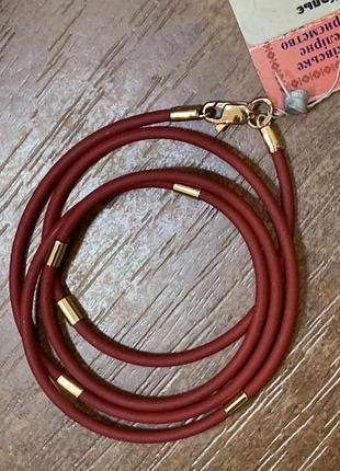 Каучуковий червоний шнурок з золотими вставками 585 проби.
