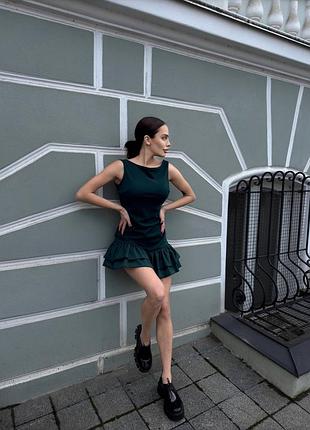 Короткое женское платье с воланами