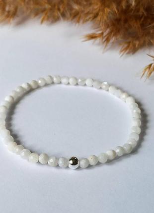 Браслет на резинке лунный камень адуляр (гранный шарик) + вставка цвета серебро d-4мм + - обхват 18см