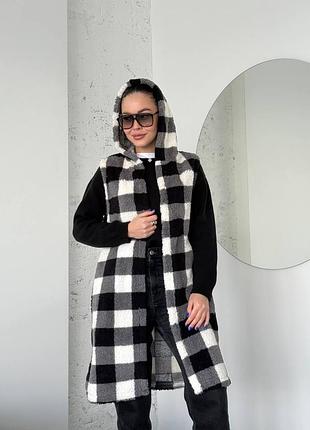 Жіноча чорно-біла в клітинку подовжена плюшева жилетка з капюшоном батал
