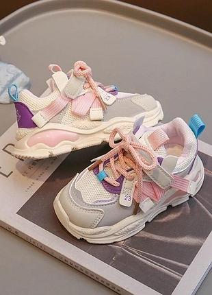 Рожеві кросівки