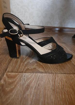 Продам босоніжки