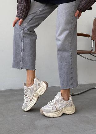 Кросівки жіночі