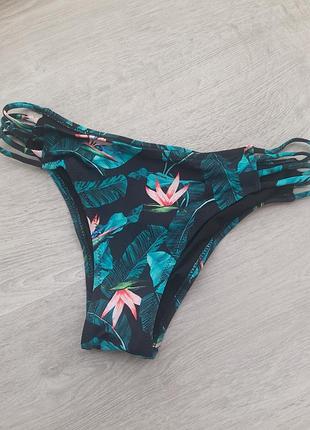 Низ від купальника,плавати