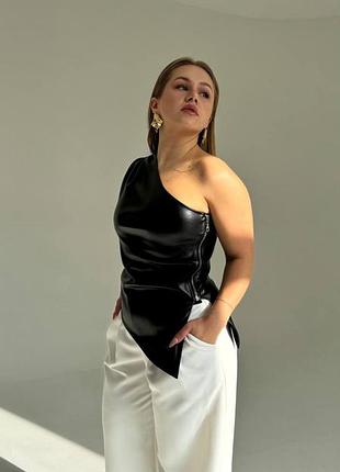 Топ из экокожи на одно плечо и асимметричным низом