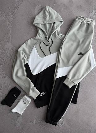 Костюм nike: худи-брюки
2 пары носков в подарок