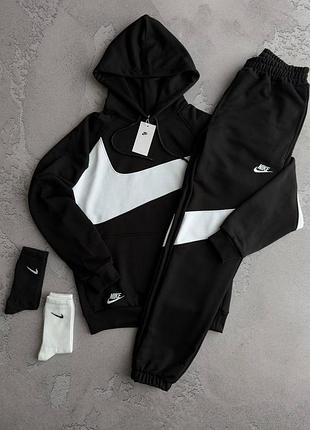 Костюм nike: худи-брюки
2 пары носков в подарок!