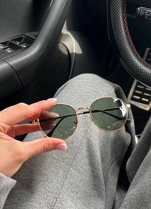 Круглые солнцезащитные очки с зеленой линзой