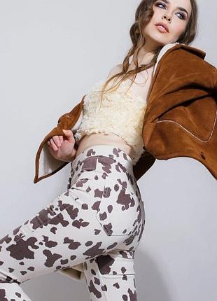 Zara cow print flare pants актуальные джинсы, штаны