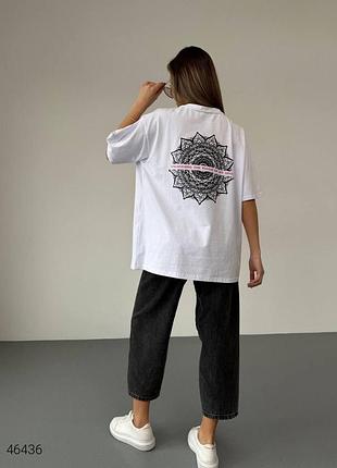 Женская оверсайз футболка с принтом на спине4 фото