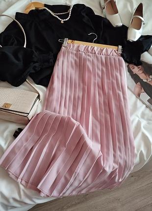 Пудравая плиссированная юбка миди от boohoo.