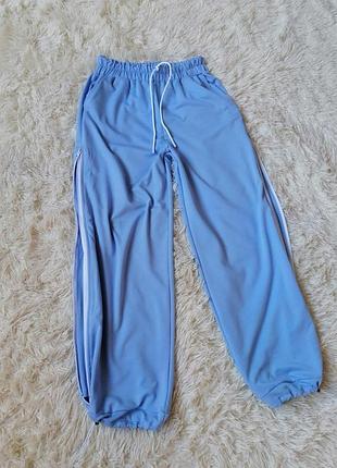 Стильные брюки-джоггеры с лампасами на замотках