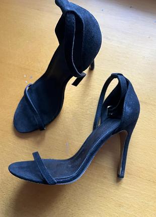 Босоножки замшевые