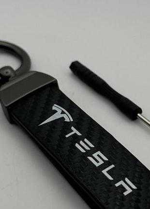 Стильний брелок tesla ремінцем на ключі з карабіном темний хром