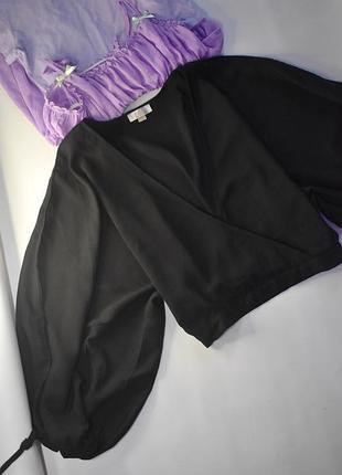 Елегантна чорна блуза з дуже широким рукавчиком