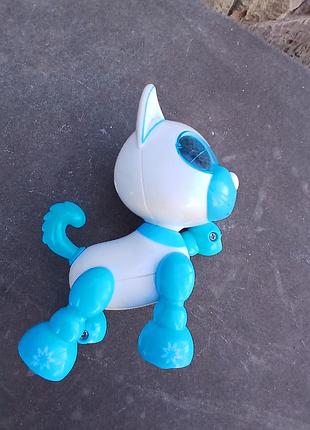 Собака робот на батарейках.