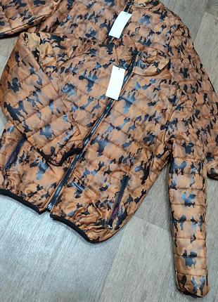 Яскрава куртка на весну